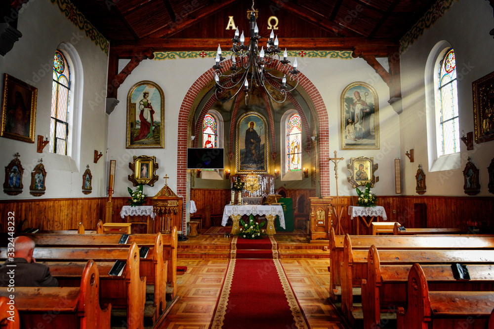 Promienie światła wpadające do wnętrza kościoła