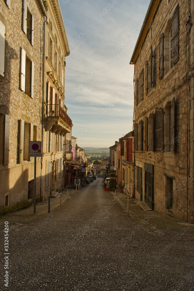 Une rue en perspective à Montflanquin village du département du Lot et Garonne un des plus beau village de France