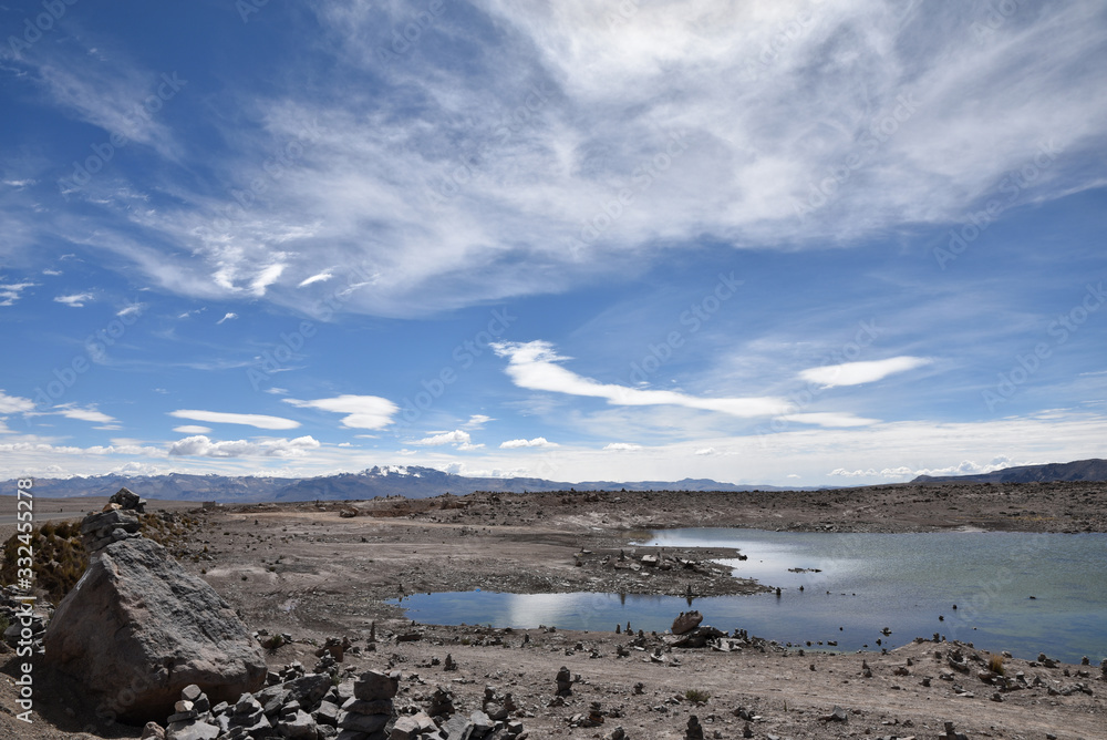 Petit lac de l'altiplano andin, Pérou