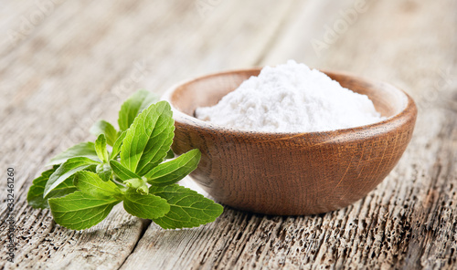 Fotografía Stevia plant with powder on wooden background