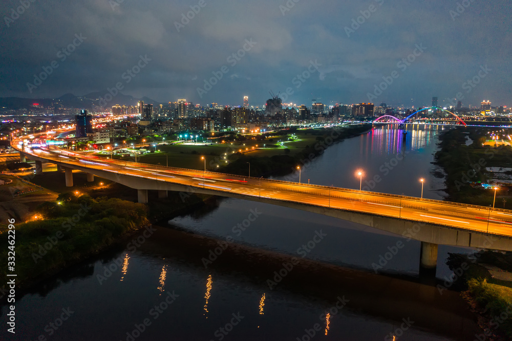 Naklejka premium Crescent Bridge - landmark of New Taipei, Taiwan with beautiful illumination at night, photography in New Taipei, Taiwan.