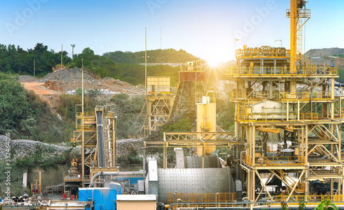 Canvas-taulu Gold ore processing plant in mining area