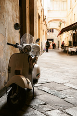 Bilder mit Rahmen Roller Italienischer Vintage Roller in Stadt  © ANR Production