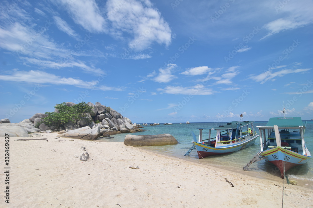 Obraz premium Fishing boat on the beach at noon.