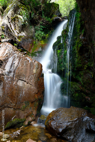 Fototapeta Naklejka Na Ścianę i Meble -  Water fall inside a ravine in the Huancayo mountain range, a place full of nature and tranquility