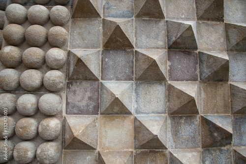 Fototapeta Naklejka Na Ścianę i Meble -  Sintra, Umland Lissabon, Portugal: Aussenwände mit halben Kugeln und Pyramiden aus Stein verziert - Detail Ansichten Palácio da Pena 