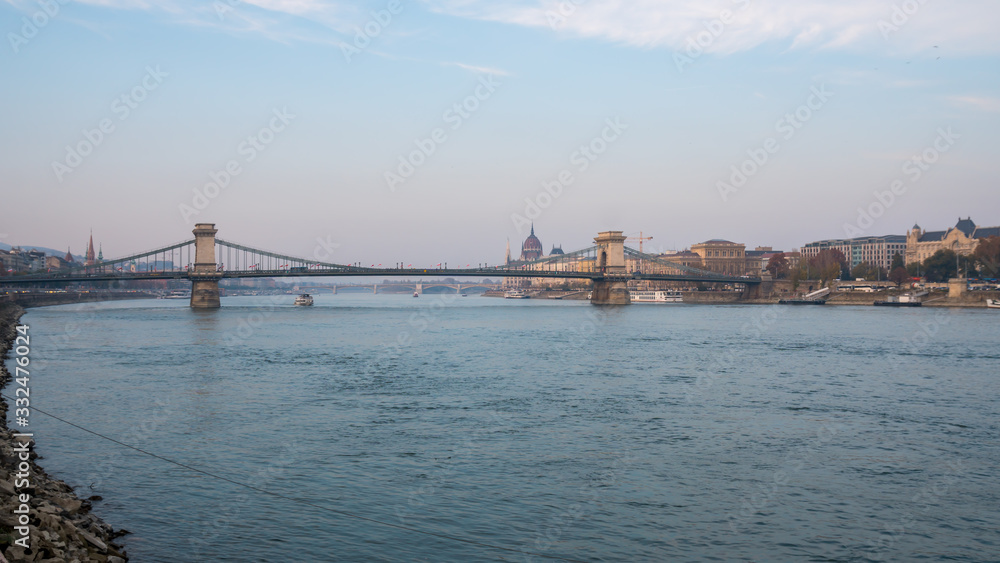 Fototapeta premium Beautiful view of the Chain Bridge over the Danube in Budapest, Hungary
