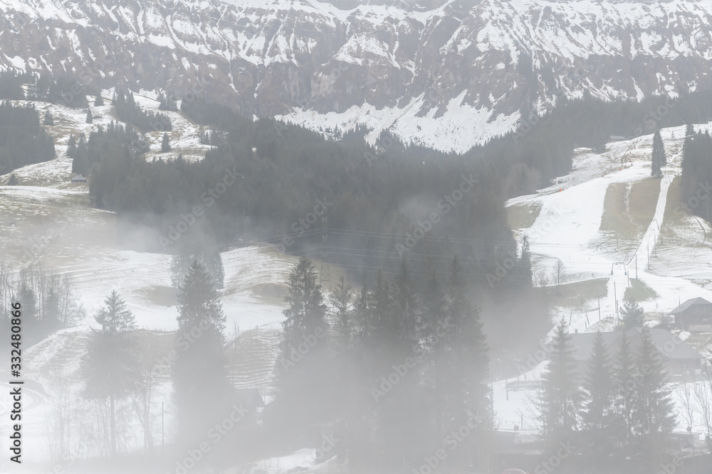 Landschaft im Nebel. Bumbach im Emmental Schweiz.