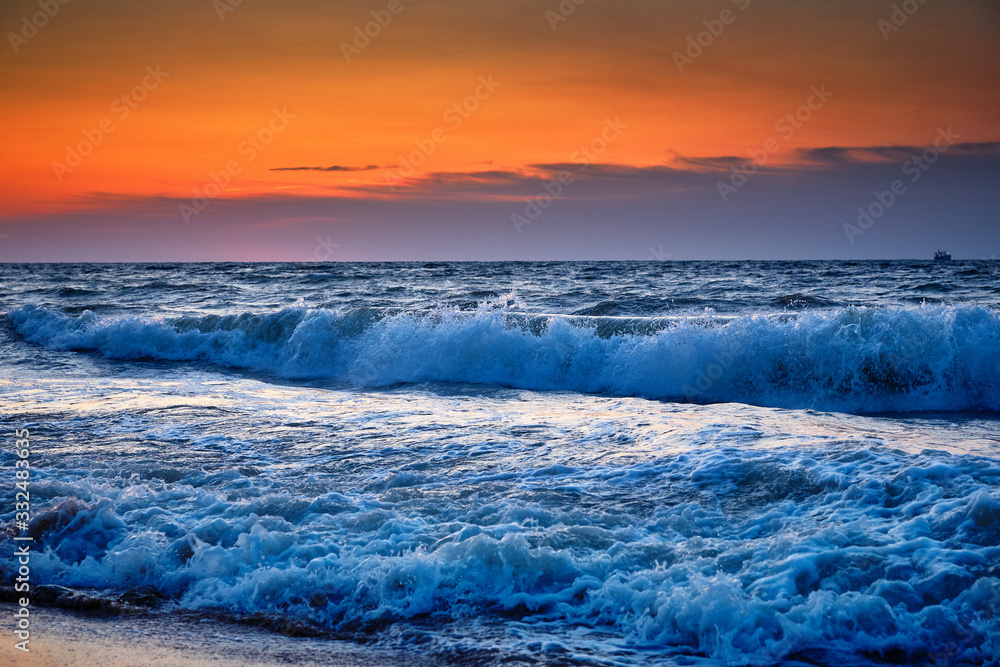 Obraz premium Sea waves and Beautiful dawn sunrise at sea. Seascape.