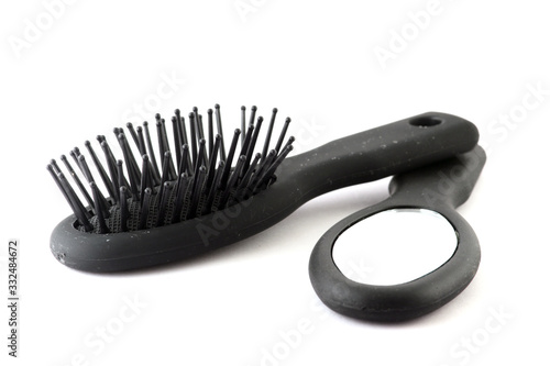Fotografía black plastic hair brush and looking-glass isolated on white background