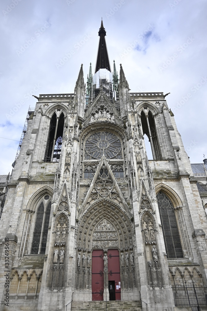 Voici l'entré du côté droit de la cathédrale de Rouen en Normandie.