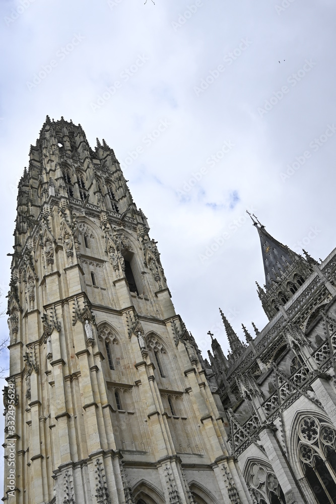 La tour au buerre et la tour saint Romain de la cathédrale de Rouen en Normandie.