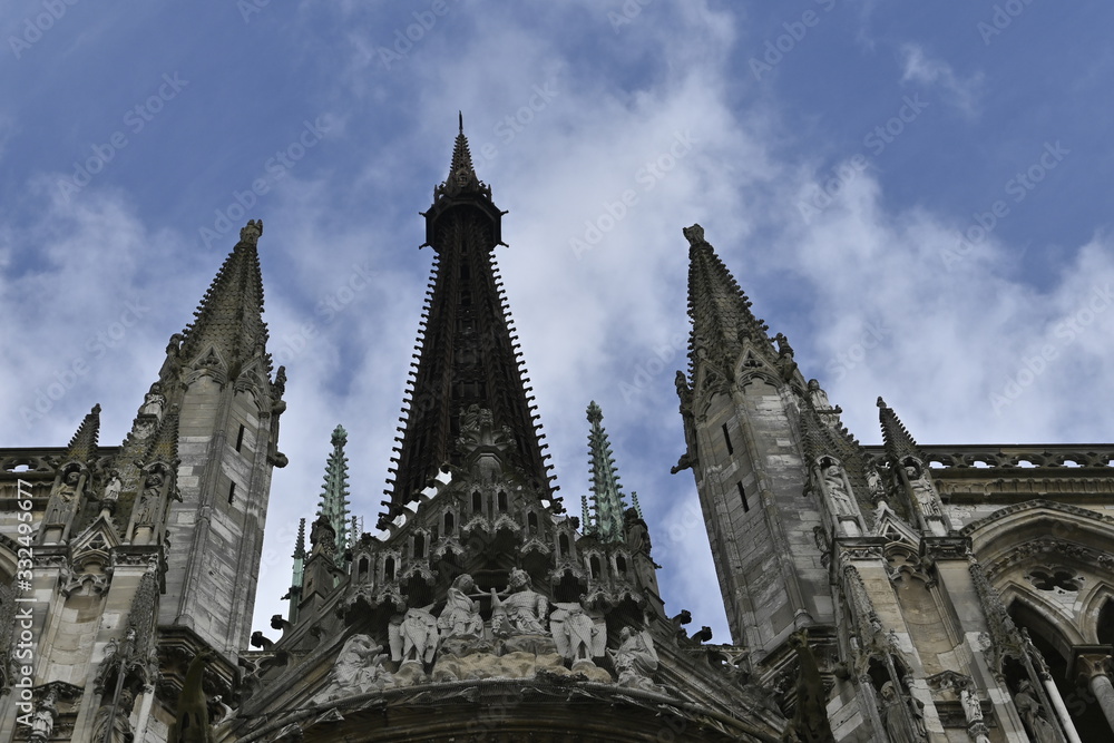 Les tours de la cathédrale Notre-Dame à Rouen en Normandie.