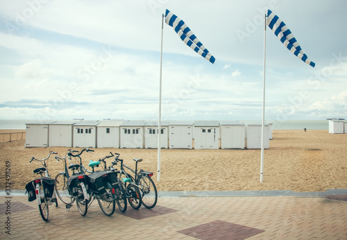 Fotografi vélos et cabines de plage sur le bord de mer de Knokke heist en belgique