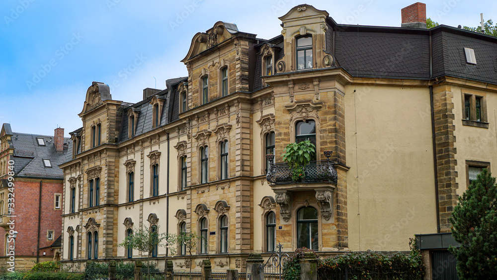 Fototapeta premium Historisches gelbes Wohnhaus aus Stein mit schöner Fassade
