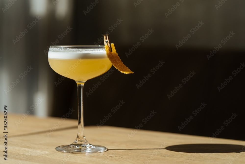 © Peter Karasev/ADDICTIVE STOCK - Close up of cocktail served in glass decorated with lemon peel © Peter Karasev/ADDICTIVE STOCK - Close up of cocktail served in glass decorated with lemon peel