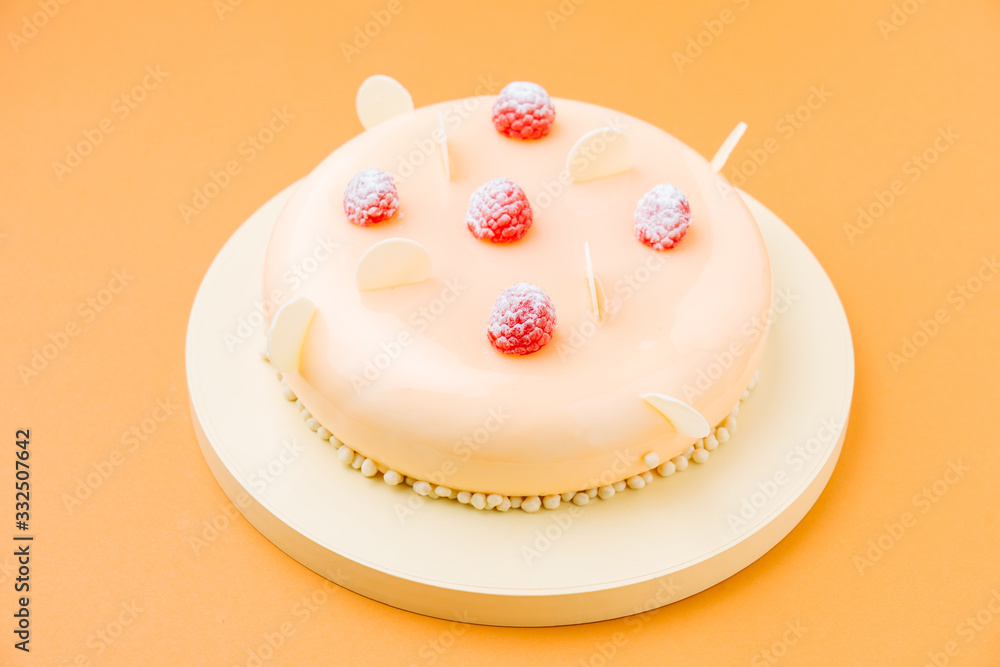 Delectable cake with raspberries and white chocolate Delectable cake with raspberries and white chocolate
