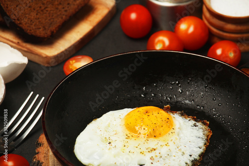 Fried egg with tomatoes and bread	