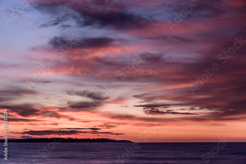 Sonnenuntergang am Meer mit beeindruckendem Himmel und Wolken © artpirat