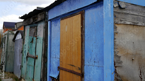 Stare, kolorowe, zniszczone baraki. Zrobione z blachy i drewna, rozpadają się, starodawne budowle, slumsy, mieszkania bezdomnych. 