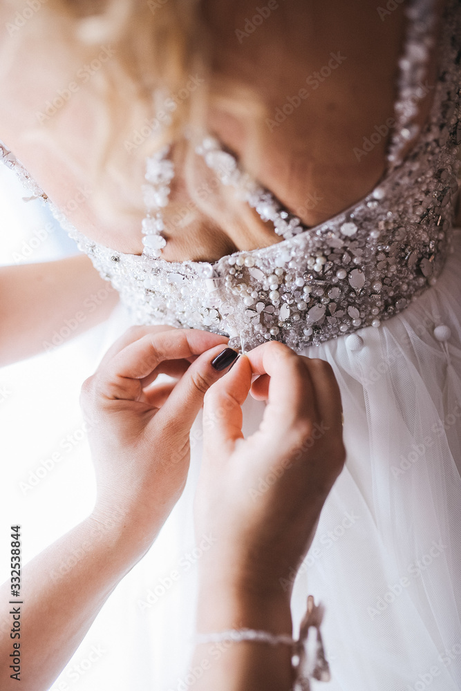  The beautiful bride is getting ready for her wedding
