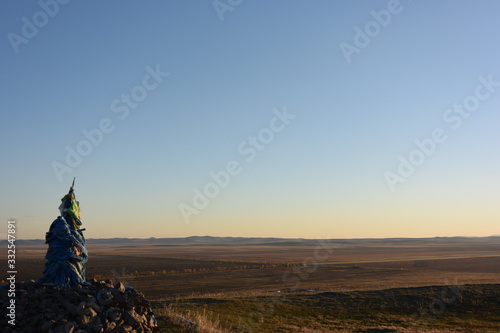 モンゴル高原の景色。Summer Mongolian landscape with monument and moon.Sunny day in Mongolian steppes.