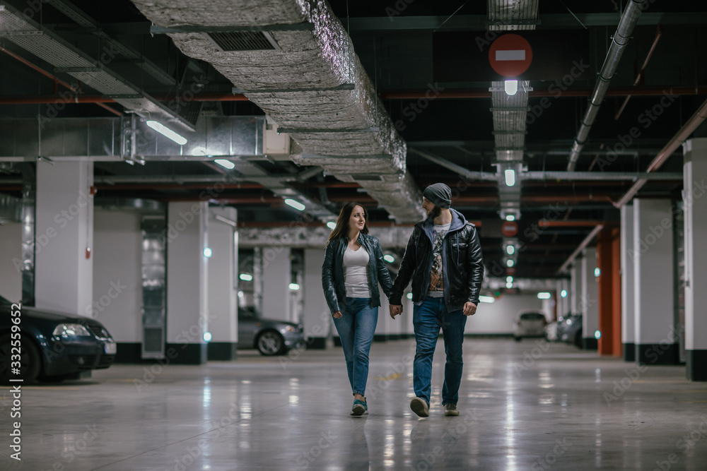 Fototapeta premium szczęśliwa para spaceru w podziemnym parkingu centrum handlowego