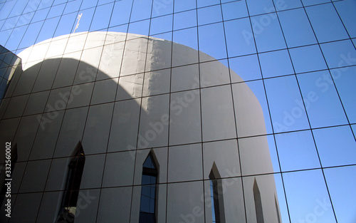 Reflexo no vidro do Supremo Tribunal Federal. Construção branca com céu azul. photo