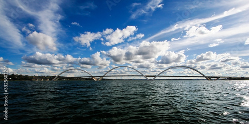 Ponte JK sobre o Lago Paranoá em Brasília em um lindo dia de sol com céu azul e nuvens