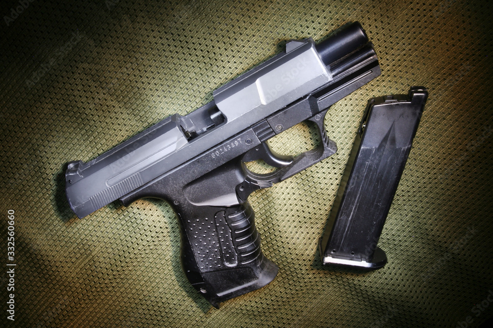 Pistola de airsoft com ferrolho e carregador em destaque. Arma de fogo de  brinquedo. Simulacro Stock Photo | Adobe Stock