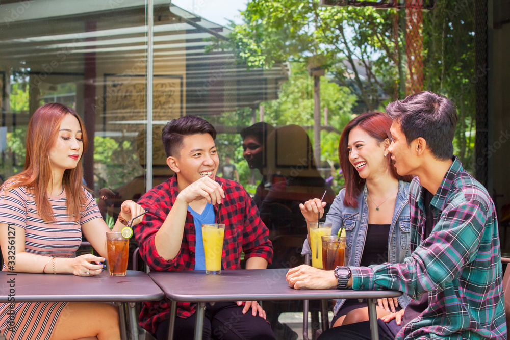 Obraz premium People sit in cafe while chatting to each other
