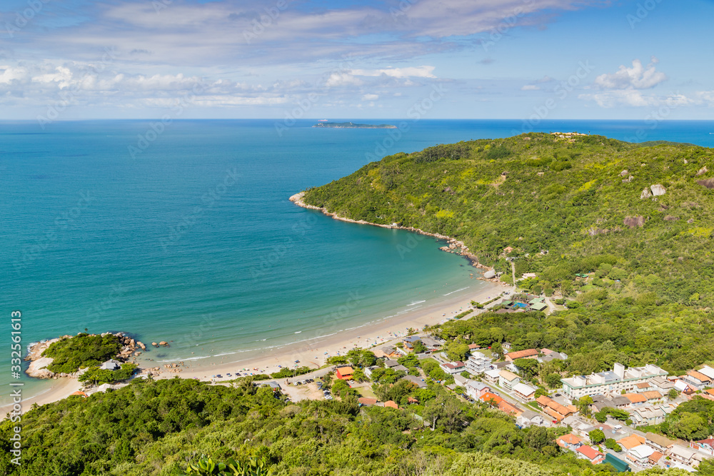 Praia de Bombinhas vista do Morro do Macaco em Santa Catarina, região sul do Brasil