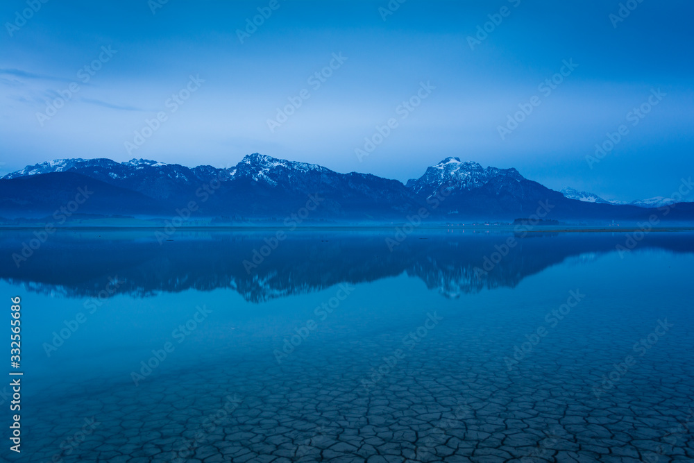 Berge und See am Morgen - Blaue Stunde am Forggensee