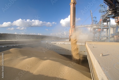 Port de Rouensilo Senalia, chargement blé sur cargo Panamax. Portique de chargement photo