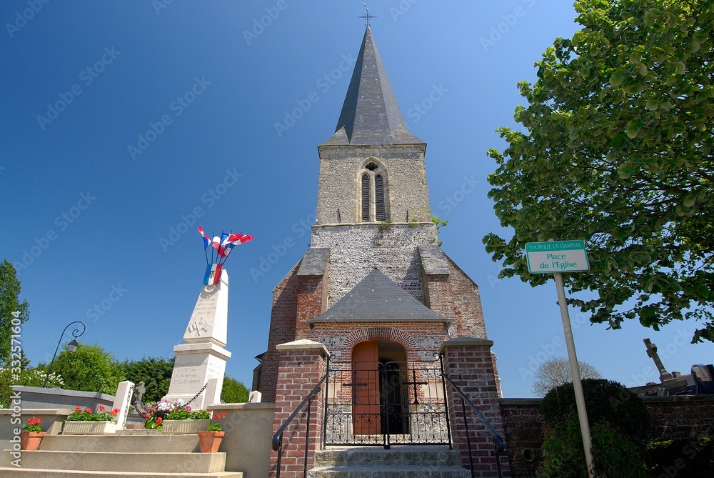 Eglise de village avec monument aux morts et drapeaux bleu blanc rouge. Jour férié Eglise de village avec monument aux morts et drapeaux bleu blanc rouge. Jour férié