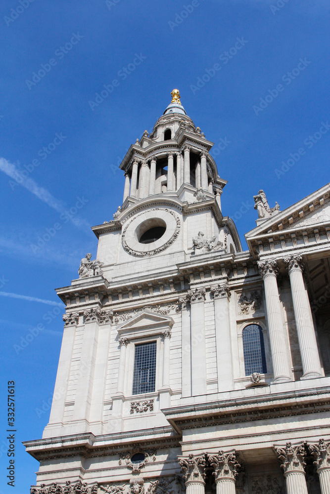 Fototapeta premium West front of St Paul's Cathedral in a sunny day, London, UK