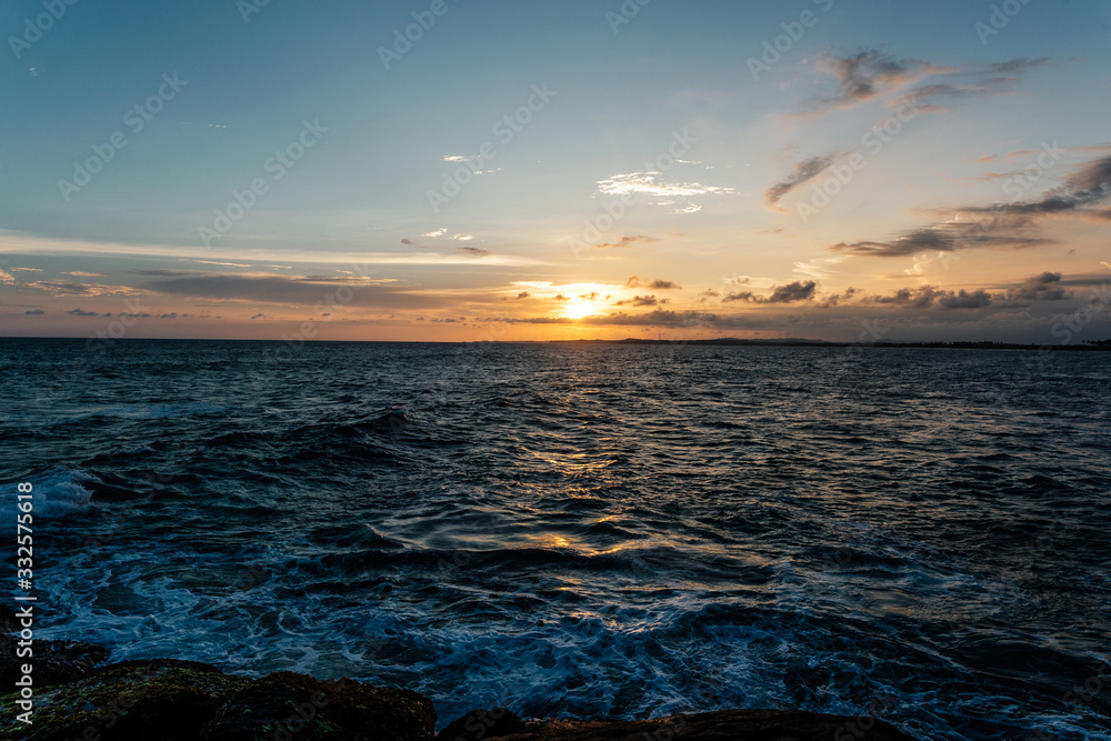 Obraz premium Sunset from the shore of Sri Lanka