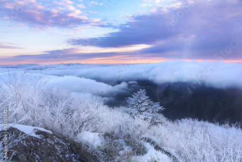 눈으로 덮힌 덕유산의 겨울풍경 © yeonwoo