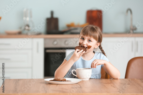 Cute little girl eating mel...