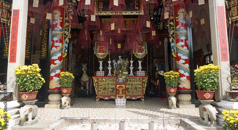 traditional chinese temple in hoi an