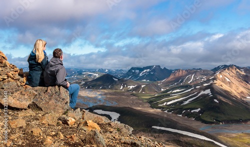 фотографія Two hikers resting atop landmannalaugar area in iceland
