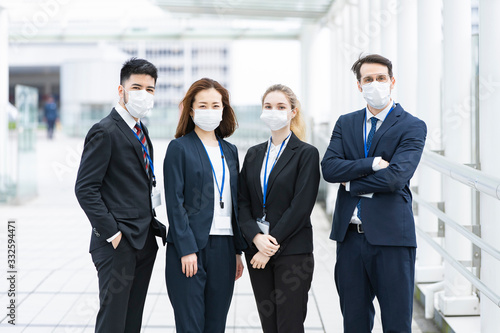 マスクを装着するビジネスマンのチーム