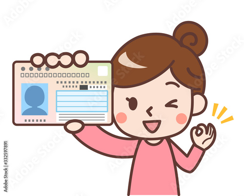 マイナンバーカードを持ってウインクする女性