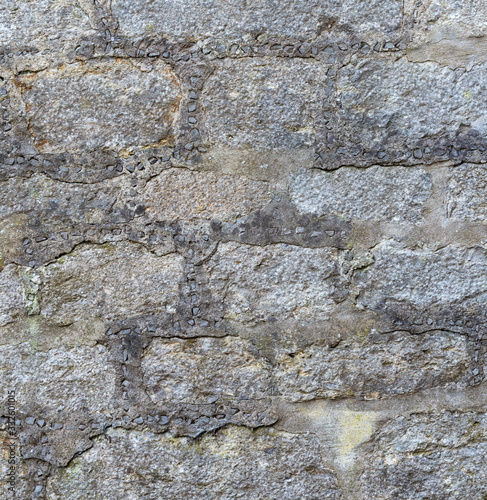 Burgmauer im Stil der Neugotik aus grauen Natursteinen