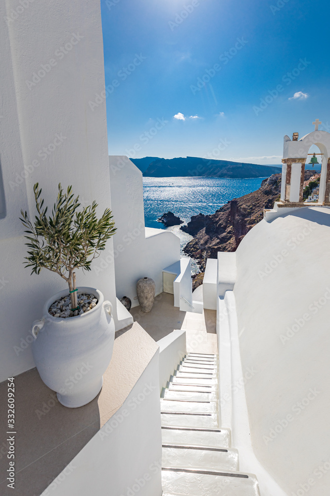 Fototapeta premium Luksusowy letni krajobraz podróży i wakacji. Basen z widokiem na morze. Biała architektura na wyspie Santorini, Grecja. Piękny krajobraz z widokiem na morze