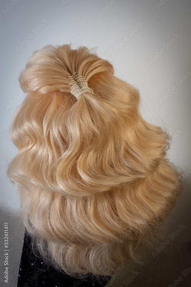 Naklejka premium head of a dummy for styling hair blonde