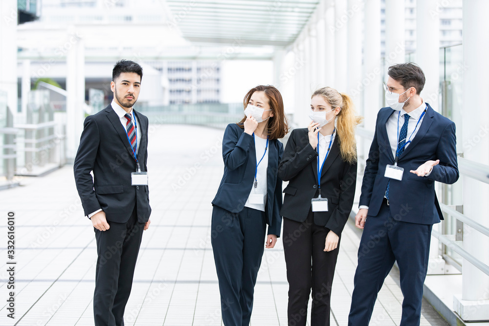 マスクがなくて周囲に避けられるビジネスマン