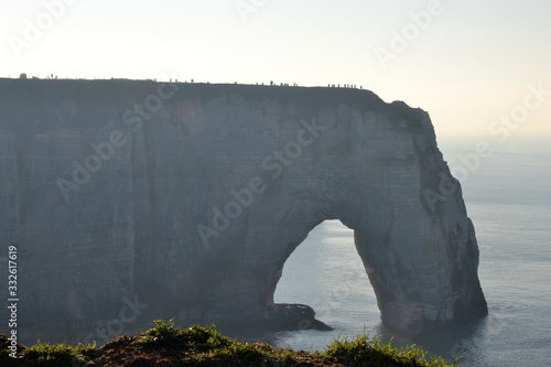 coucher de soleil sur les falaises d'Etretat, La Manneporte, Normandie, France