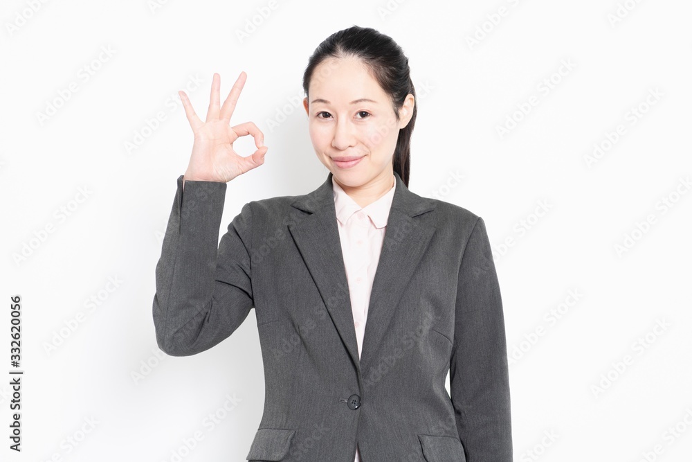 OKサインを作る女性 OKサインを作る女性