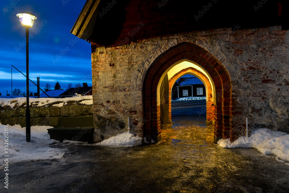 Obraz premium petite église de pierre dans un village du nord arctique avec neige et ciel bleue nocturne